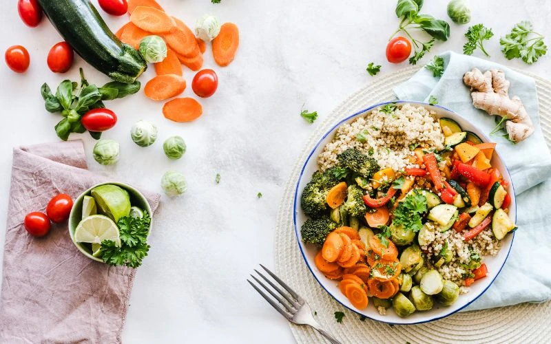 Trước, trong và sau điều trị người bệnh cần đảm bảo chế độ dinh dưỡng đầy đủ và lành mạnh