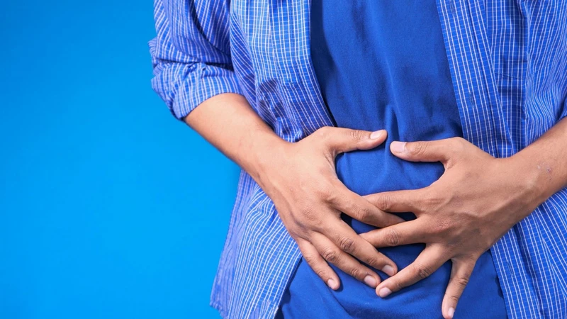 Người bệnh nên đi khám khi đau hạ sườn phải kéo dài