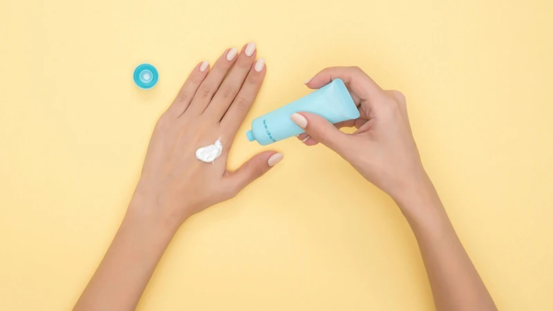 Sử dụng kem chống nắng có chỉ số SPF từ 30 trở lên giúp giảm lượng tia UV tác động lên da