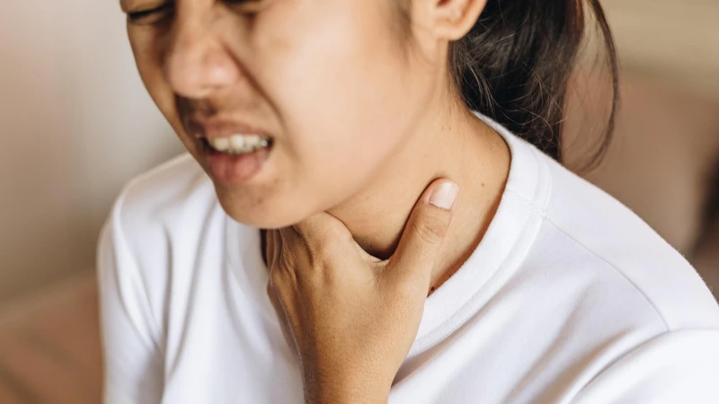 Các triệu chứng bất thường ở vùng cổ, như sưng, đau hoặc khó nuốt, cần được phát hiện kịp thời