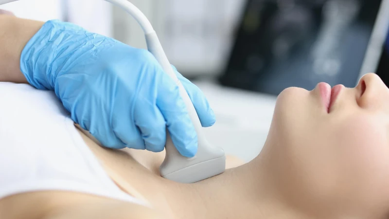 Siêu âm vùng cổ giúp kiểm tra mô giáp còn sót hoặc hạch bạch huyết bất thường