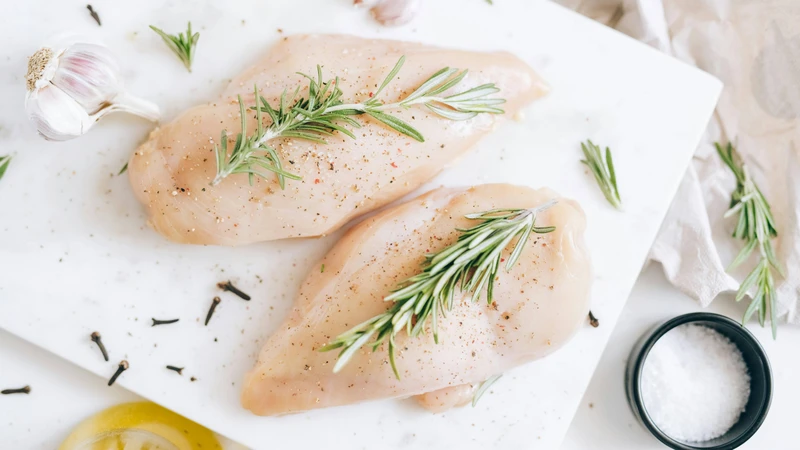 Người bệnh nên bổ sung protein nạc như thịt gà bỏ da, giúp hỗ trợ phục hồi sau phẫu thuật