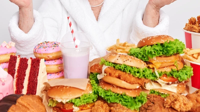 Chế độ ăn mất cân đối, thiếu hoặc thừa iốt kéo dài cũng được cho là góp phần làm tăng nguy cơ mắc bệnh