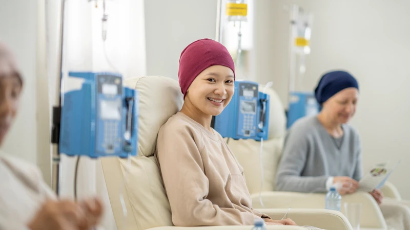 Điều trị chủ yếu là hóa trị, xạ trị, chăm sóc giảm nhẹ nhằm kéo dài thời gian sống và cải thiện chất lượng cuộc sống