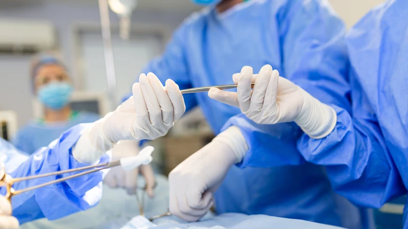 Phẫu thuật cắt bỏ khối u là phương pháp duy nhất có khả năng chữa khỏi