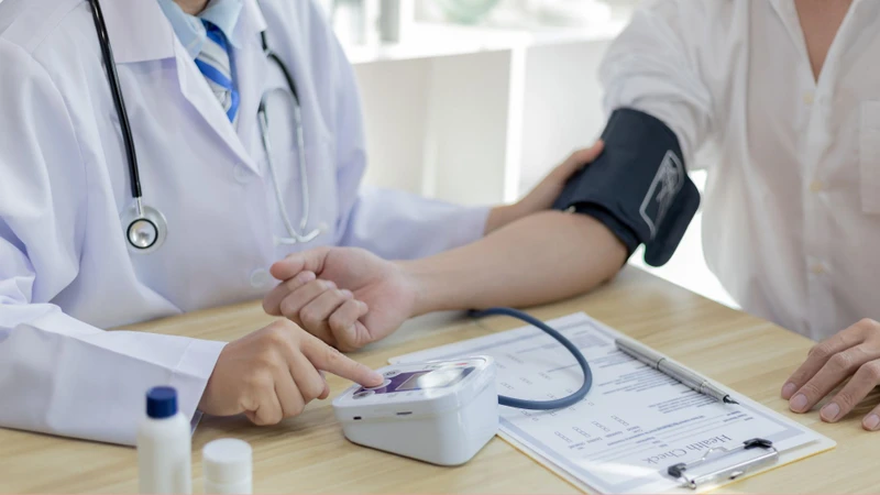 Nên tránh uống cà phê ít nhất 30 phút trước khi đo huyết áp
