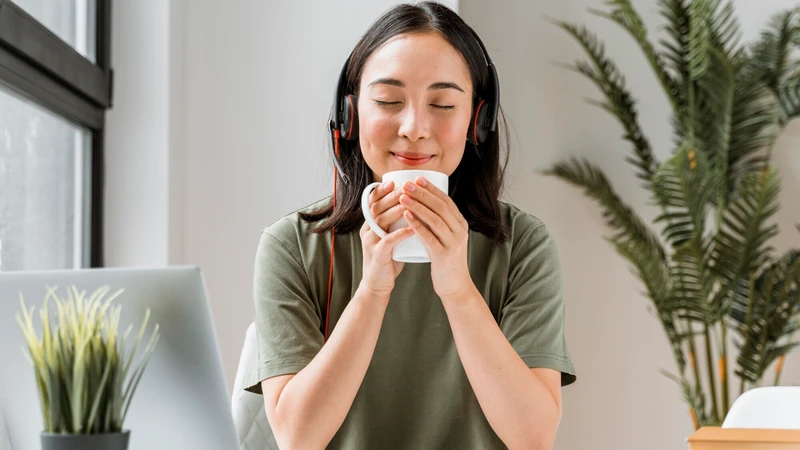 Caffeine trong cà phê hoạt động như một chất kích thích nhẹ, giúp ức chế các tín hiệu gây buồn ngủ từ adenosine