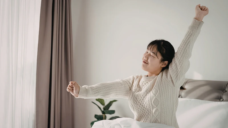 Thức dậy và uống chanh mật ong, giúp kích thích tiêu hóa và tăng năng lượng