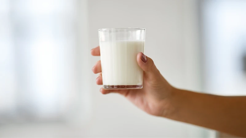 Nên uống sữa ấm trước khi đi ngủ
