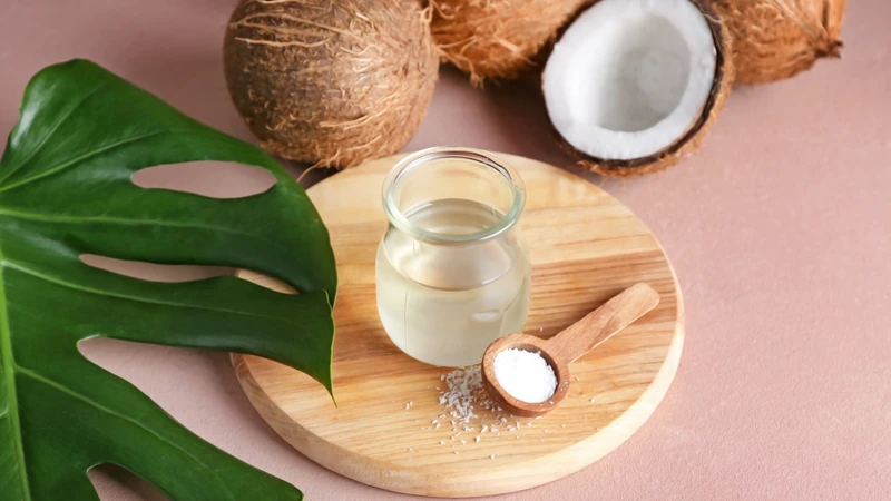 Uống dầu dừa có thể cung cấp năng lượng và tạo cảm giác no nhẹ