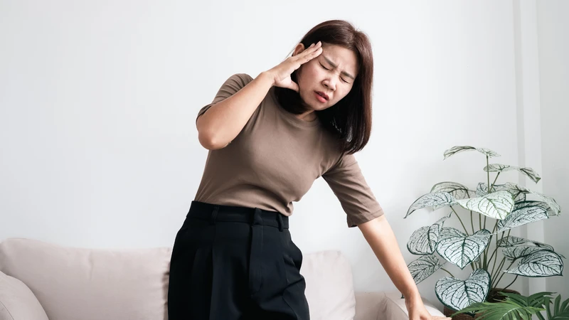 Camphor trong dầu gió là chất độc thần kinh khi nuốt phải, có thể gây kích động, lú lẫn, ảo giác và co giật