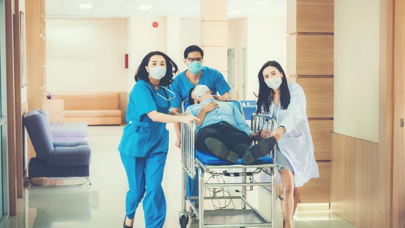 Khi phát hiện có người uống nhầm dầu gió nên đưa nạn nhân đến bệnh viện gần nhất càng sớm càng tốt
