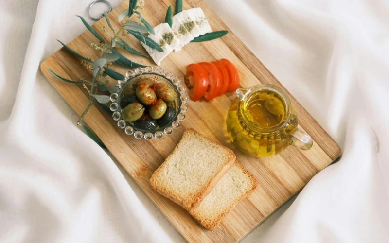 Uống dầu oliu mỗi sáng có tốt không còn phụ thuộc vào cách dùng, liều lượng và tình trạng sức khỏe của từng người