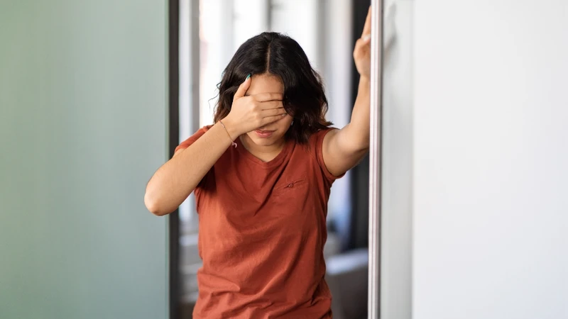 Dừng sử dụng dây thìa canh ngay khi dấu hiệu như chóng mặt, buồn nôn hoặc mất ngủ
