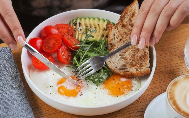 Bên cạnh việc uống detox còn cần phải duy trì chế độ ăn uống lành mạnh