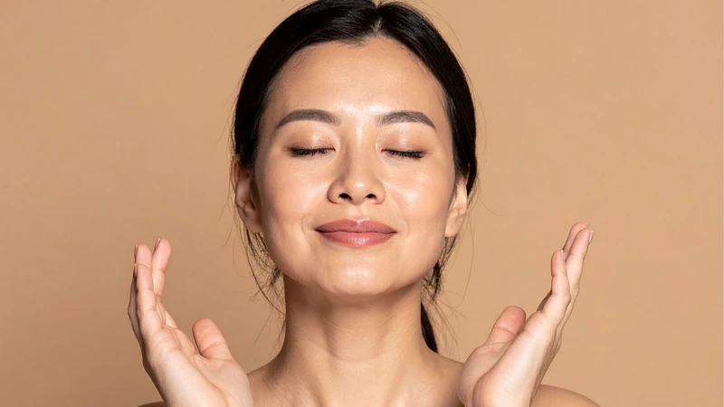 Lợi ích của uống đủ nước bao gồm hỗ trợ duy trì làn da khỏe mạnh và hạn chế khô ráp