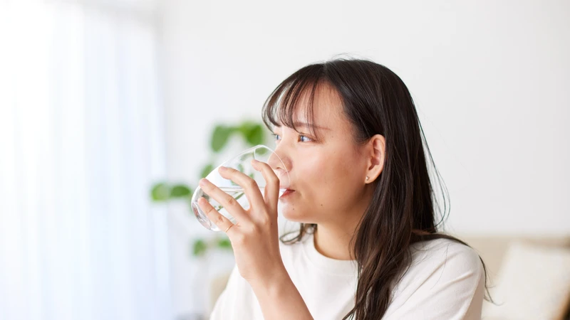 Uống đủ nước giúp hạn chế mệt mỏi do mất nước và hỗ trợ hoạt động thể chất trong ngày
