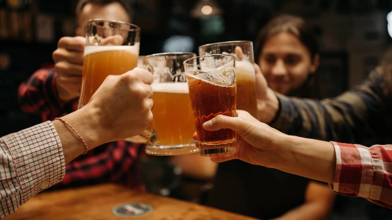 Đồ uống nhiều natri, đường và cồn có thể làm phù khó kiểm soát