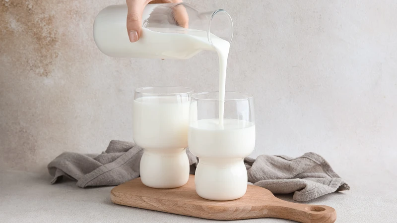 Cảm giác ấm nóng từ sữa còn giúp cơ thể thư giãn, tạo tín hiệu đã đến giờ nghỉ ngơi cho não bộ
