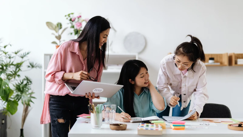 Quá bận rộn làm quên uống nước là một trong những nguyên nhân khiến nhiều người uống không đủ nước trong ngày
