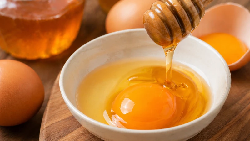 Cẩn trọng khi dùng trứng sống và mật ong để tránh rủi ro