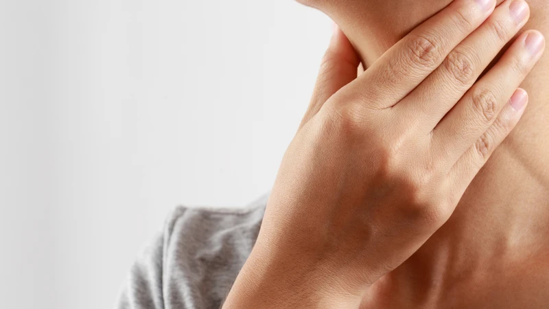 Nghệ mật ong pha nước ấm có thể giúp cổ họng dễ chịu hơn và hỗ trợ giảm ho