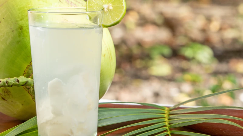 Nên dùng nước dừa trong ngày, không để qua đêm