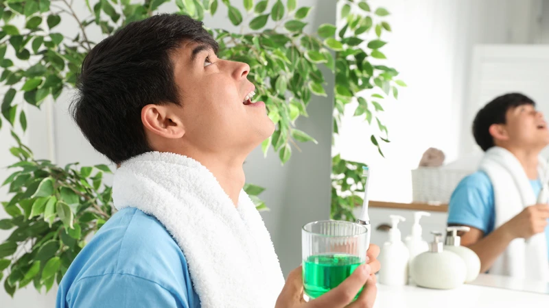 Sau khi uống nước chanh, bạn nên súc miệng lại bằng nước lọc để trung hòa axit và bảo vệ men răng