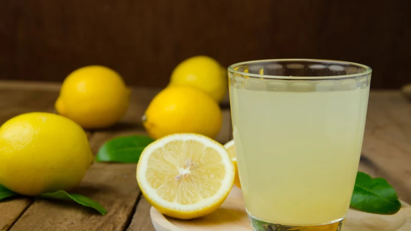 Pha loãng nước chanh và theo dõi khả năng dung nạp của cơ thể