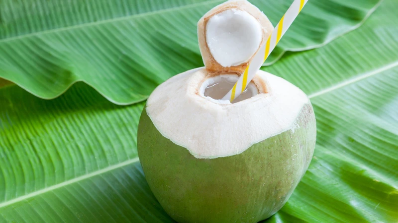Nước dừa chứa điện giải nhưng không phải nguồn bổ xương chính
