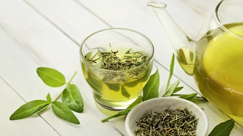 Uống nước gì tốt cho não? Trà xanh giàu EGCG và L-theanine giúp bảo vệ tế bào thần kinh nhờ khả năng chống oxy hóa