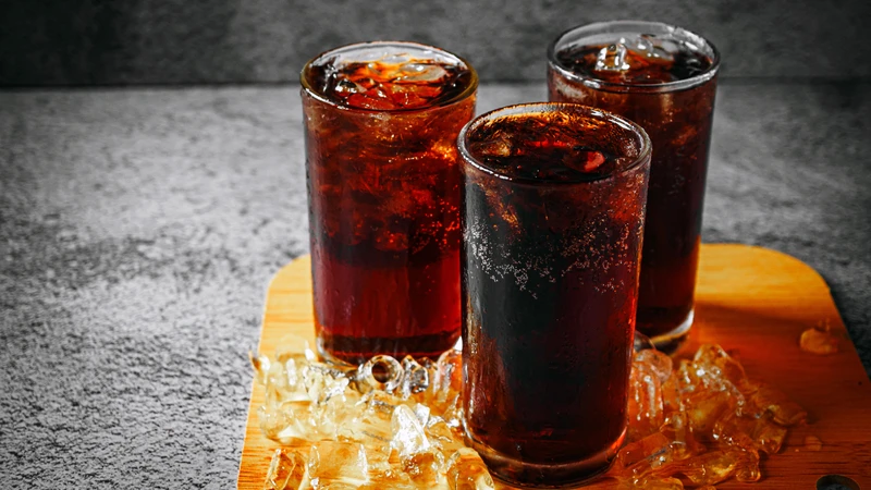 Nên hạn chế nước ngọt có đường và nước tăng lực có thể gây viêm và làm tăng đột ngột đường huyết