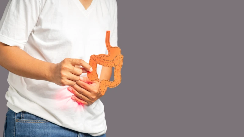 Với người bị viêm dạ dày, uống nước gừng ấm, đặc biệt khi bụng đói, có thể làm tăng cảm giác nóng rát