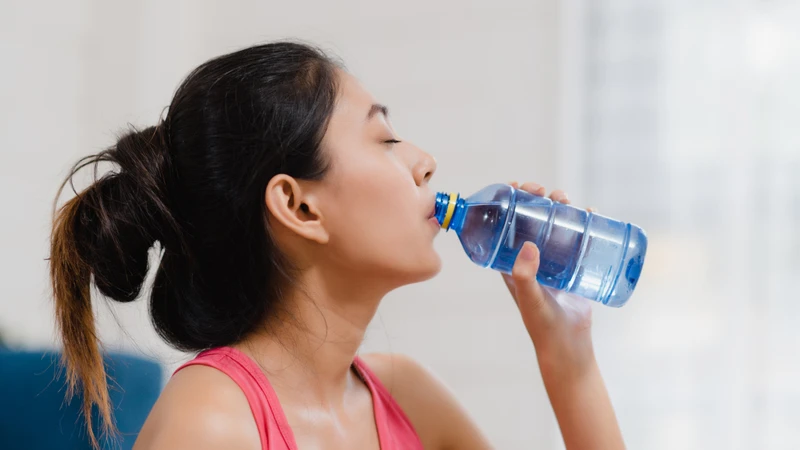 Không nên uống nước kiềm thay thế hoàn toàn nước lọc