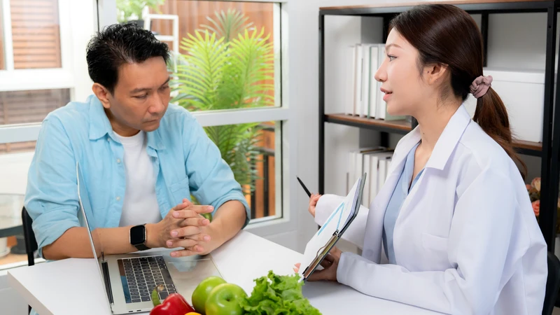 Nên tham khảo ý kiến bác sĩ trước khi sử dụng nước lá chanh, đặc biệt nếu đang có bệnh lý nền hoặc dùng thuốc điều trị