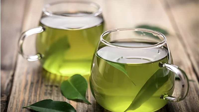 Lưu ý mỗi ngày chỉ nên uống từ 1 đến 1,5 lít nước lá, pha loãng và uống dần trong ngày