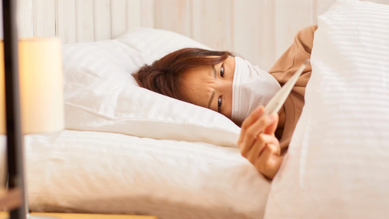 Người đang bị sốt nên uống nước trước khi ngủ để ngăn ngừa tình trạng mất nước
