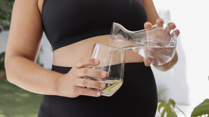 Khi bà bầu bị tiêu chảy cần uống nước đầy đủ