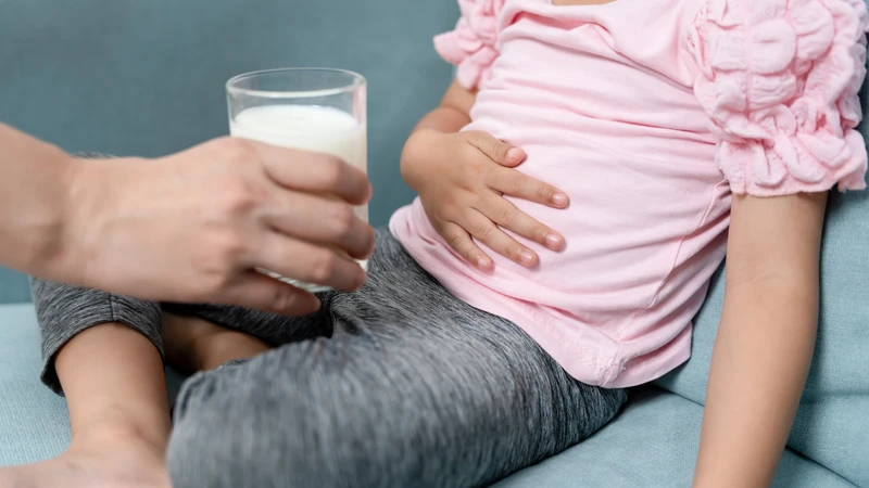 Uống sữa hết hạn có sao không? Uống sữa hết hạn có thể gây đau bụng, tiêu chảy