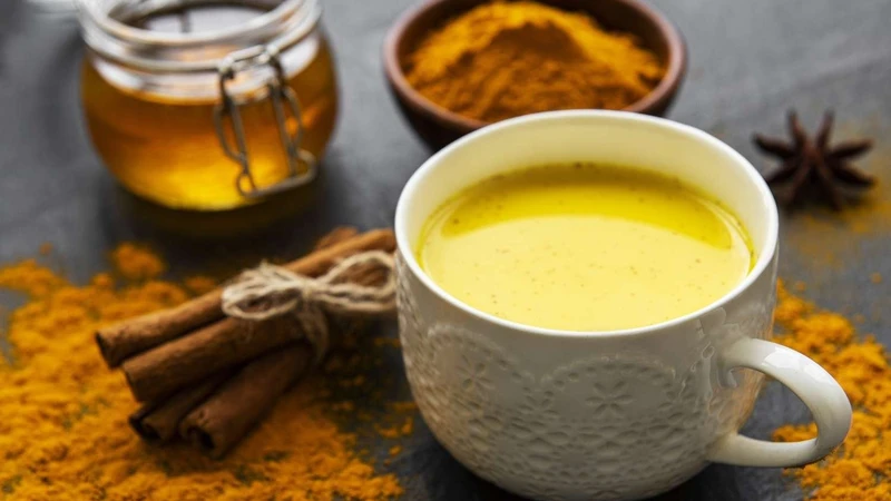 Uống sữa nghệ lúc nào là tốt nhất là thắc mắc phổ biến của nhiều người dùng