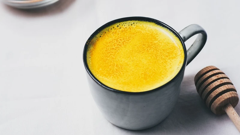 Uống sữa nghệ vào buổi tối giúp tạo cảm giác thư giãn và dễ chịu trước khi ngủ