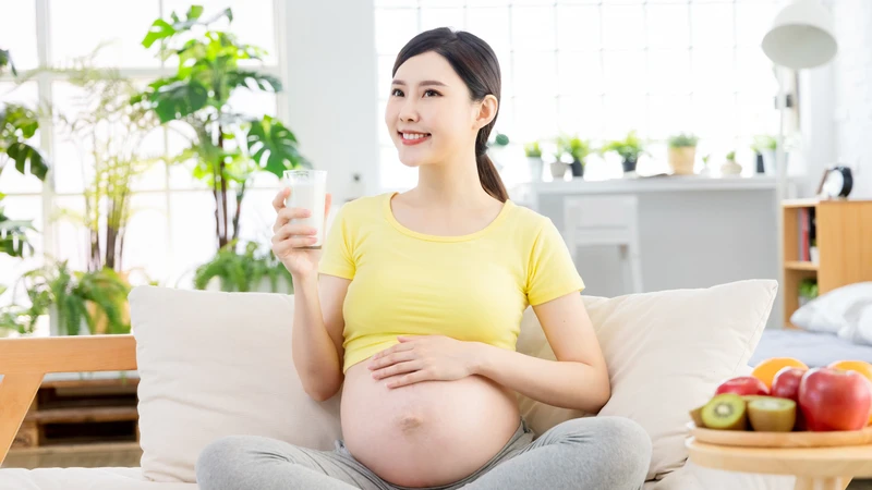 Uống sữa tươi không đường thai nhi có tăng cân không? Những điều mẹ bầu cần lưu ý