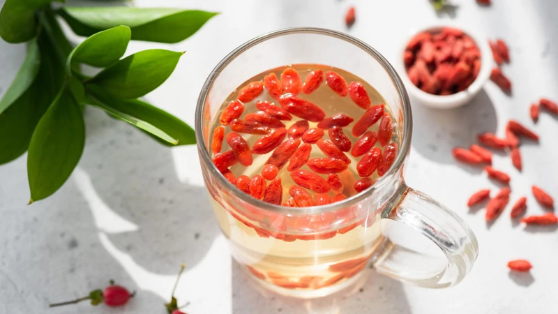 Người dùng nên theo dõi phản ứng của cơ thể sau khi sử dụng táo đỏ và kỷ tử