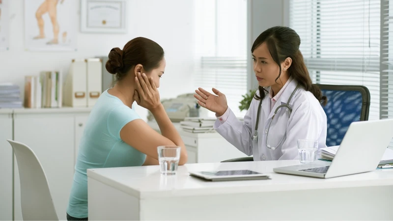 Cần đi khám ngay nếu rong kinh kéo dài, ra máu nhiều, đau bụng dữ dội hoặc nghi có thai