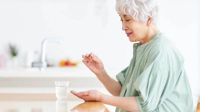 Uống thuốc tẩy giun theo hướng dẫn y tế là một trong các cách trị giun kim ở hậu môn