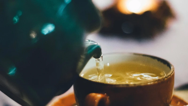 Nên uống trà sau bữa ăn khoảng 30 phút và tránh uống vào buổi tối