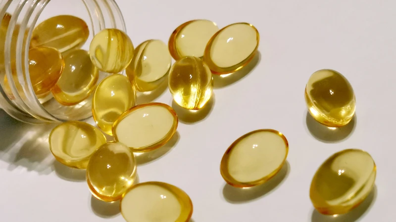 Trước khi uống, bạn nên kiểm tra kỹ viên vitamin E, tránh tình trạng đổi màu, vẩn đục, chảy dầu hoặc có mùi lạ