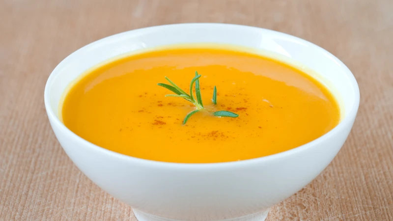 Ưu tiên thực phẩm mềm, lỏng như cháo hoặc súp ấm để giảm áp lực lên vùng xương hàm vừa phẫu thuật