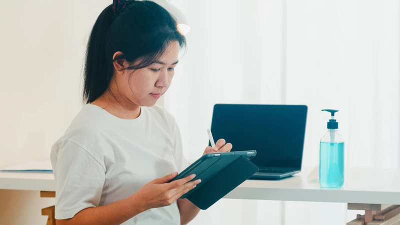Gia đình nên rà soát lịch sử tiêm chủng và tham khảo ý kiến bác sĩ để được tư vấn phù hợp