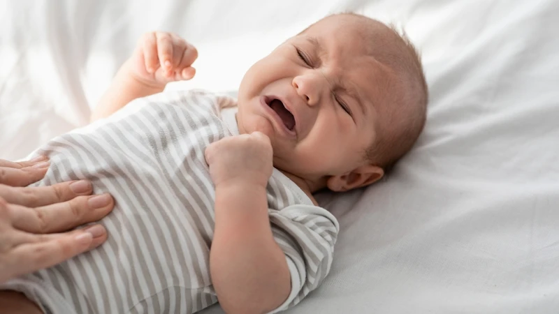 Tiêm Hib có thể gây sưng đỏ nhẹ, sốt nhẹ và khó chịu cho trẻ
